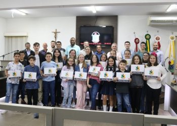 Legislativo entrega certificado de Aluno Nota 10 em São João Batista