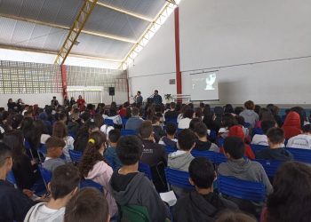 Estudantes da Escola Alice participam de palestra preventiva contra violência psicológica