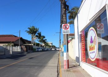Rua Jorge Lacerda recebe nova sinalização viária, em São João Batista