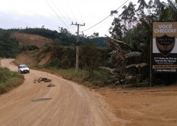 Trânsito de veículos pesados é interditado após buraco em ponte no São Valentim