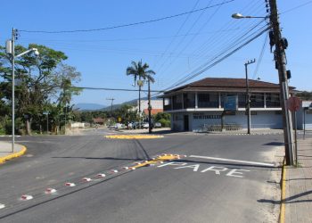 Rótula com tachões refletivos é instalada no acesso ao Jardim São Paulo