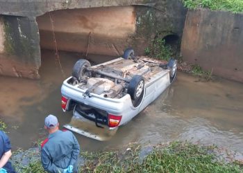 Motorista morre em São João Batista, ao cair em ribeirão