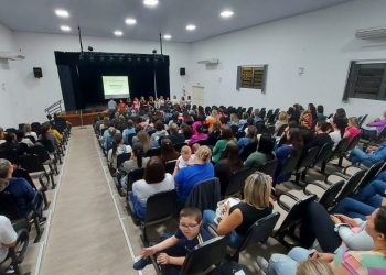 Professores decidem por greve em São João Batista