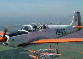 Bombeiros fazem buscas na região por avião da Fab