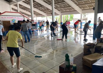 Professores e voluntários limpam escolas atingidas pela enchente
