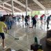 Professores e voluntários limpam escolas atingidas pela enchente
