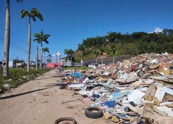 Recolhimento de entulhos de ‘bota-foras’ da enchente iniciará nos próximos dias