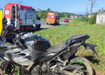 Motociclistas ficam feridos em acidente na Rodovia SC-410