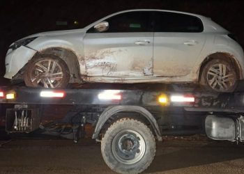 Motorista foge da PM e bate veículo em barranco