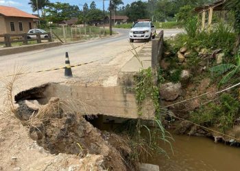 Tráfego de veículos pesados sobre ponte na divisa entre SJB e Canelinha está temporariamente proibido