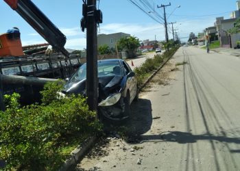 Veículo é abandonado após colisão com poste em Tijucas