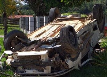 Veículo bate em poste e muro de residência, na SC-108