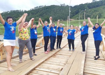 Mulheres Unidas Batistenses participam de curso de pintura em tecido
