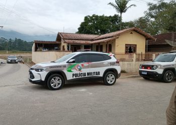 Um é preso e outro foge, após roubo na Vargem Pequena
