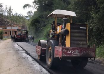 Nova Trento inicia a colocação da primeira camada de asfalto no Trinta Réis