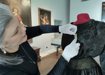 Unifebe apresenta pesquisa realizada com roupas de Anita Garibaldi em evento internacional