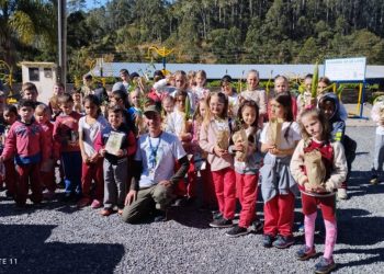 Escola do Aguti recebe engenheiroda Reserva Biológica Estadual da Canela Preta
