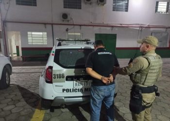 Condenado por roubo e homicídio é preso como segurança de escola em Tijucas
