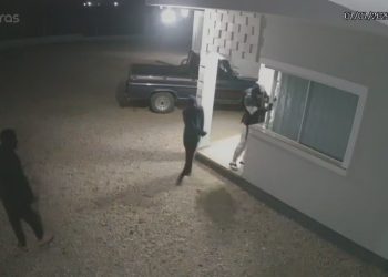 Criminosos arrombam residência de empresário; F 1000 é encontrada