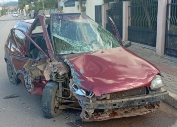 Veículo bate contra muro de residência em São João Batista