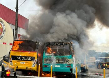 Incêndio destrói totalmente cinco ônibus escolares em São João Batista