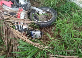 Em São João Batista, motocicleta com registro de furto é abandonada em mato