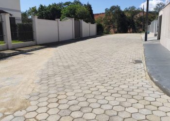 Prefeitura de São João Batista conclui pavimentação com lajotas de quatro vias na Tajuba II