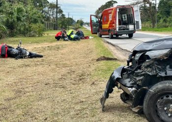 Carro e motocicleta colidem na Rodovia SC-410, em Canelinha