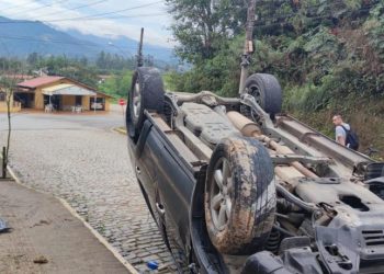 Veículo capota em Canelinha, ao desviar de cachorro