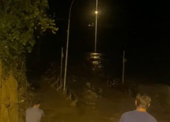Força das águas leva ponte provisória de Colônia Nova Itália