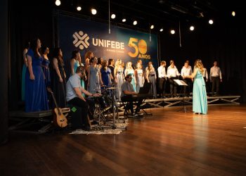 Espetáculo do coro e do grupo de teatro celebra os 50 anos da Unifebe