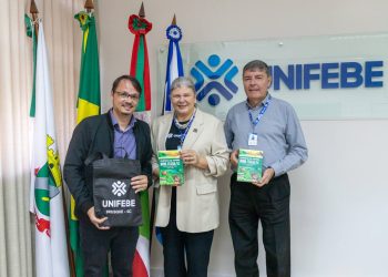 Unifebe recebe exemplar do livro ‘Memórias da Colônia Nova Itália