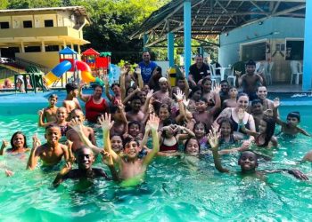 Crianças e adolescentes atendidos pelo SCFV realizam passeio ao Lagoa Azul Park