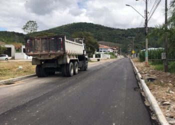 Empresa inicia segunda camada de pavimentação asfáltica na rua Alferes, no Trinta Réis