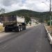 Empresa inicia segunda camada de pavimentação asfáltica na rua Alferes, no Trinta Réis