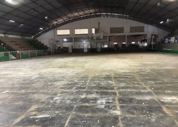 Piso da quadra de esportes do Ginásio Inácio Gullini é retirado