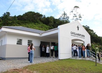 Inauguração da capela mortuária reúne autoridades e comunidade no bairro Vígolo