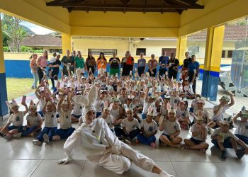 Estudantes de Major Gercino recebem kits de uniforme e material escolar