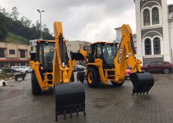 Prefeitura de Nova Trento recebe duas retroescavadeiras