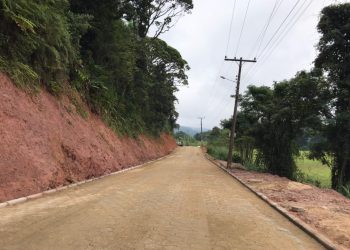Pavimentação é concluída e trânsito é liberado na rua Felipe Schmidt, no bairro Ponta Fina Sul