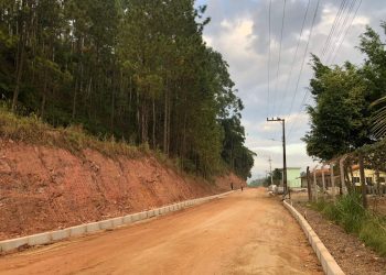 Trecho da rua Felipe Schmidt, na Ponta Fina Sul, segue interditado para pavimentação