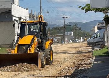 Secretaria de Infraestrutura efetua manutenção paliativa em vias do Carmelo de Fora