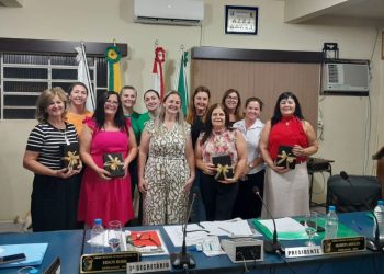 Professoras aposentadas da Escola Monsenhor José Looks são homenageadas