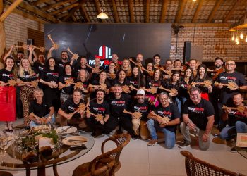 Presentão de Natal: construtora de SC distribui apartamentos para funcionários