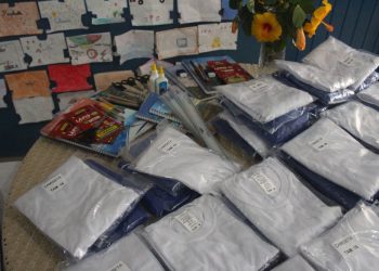 Estudantes da Rede Municipal de São João Batista recebem kits de uniforme escolar