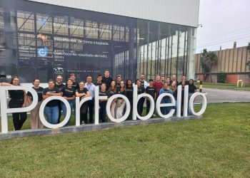 Acadêmicos de Gestão da Unifebe participam de visita técnica à Portobello