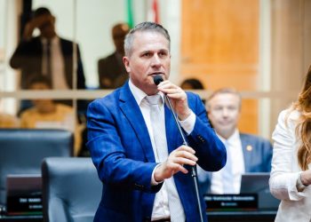 SC sanciona projeto que proíbe reconstituição de leite em pó importado