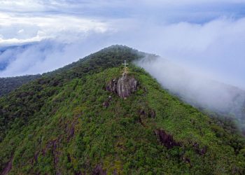 Trilha do Morro da Gurita recebe manutenção antes do período de Páscoa