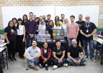 Acadêmicos de Tecnologia Educacional se reúnem com autor de trilogia