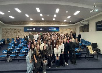 Publicitária Drica Soares compartilha experiência com acadêmicos da Unifebe, durante o Café com Mercado